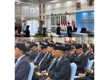 Gambar header Hadir di Istana Isen Mulang, Plt. Kaban Kesbangpol Kalteng Saksikan Pelantikan Sekda Definitif Baru