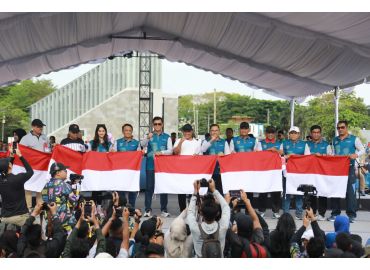 Gambar header Gelorakan Nasionalisme, Pemprov Kalteng Bagikan Ribuan Bendera Merah Putih di Tengah Semarak Jalan Sehat dan Launching Gubernur Cup 2025